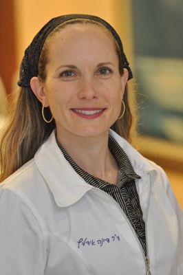 ד"ר דינה אידליץ - רופאת שיניים - מומחית לטיפולי שורש